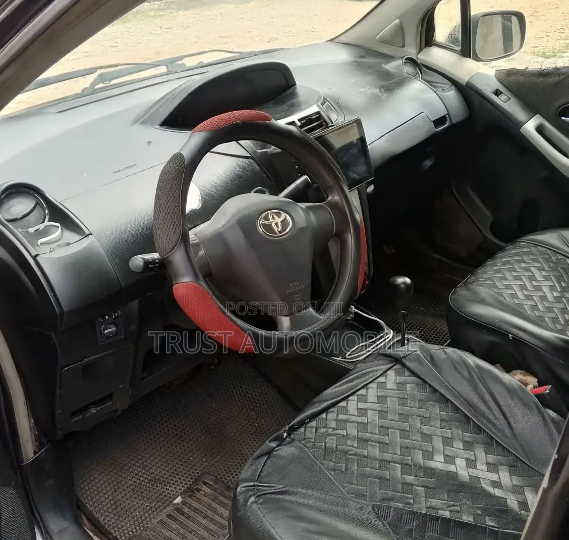 Toyota Vitz 2010 Black