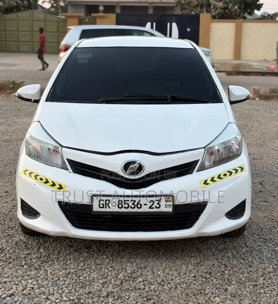 Toyota Vitz 2013 Off white