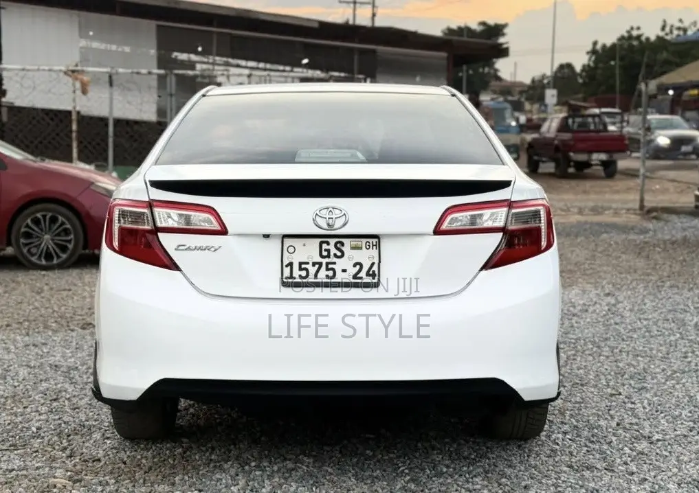Toyota Camry SE 4dr Sedan (2.5L 4cyl 6A) 2013 White