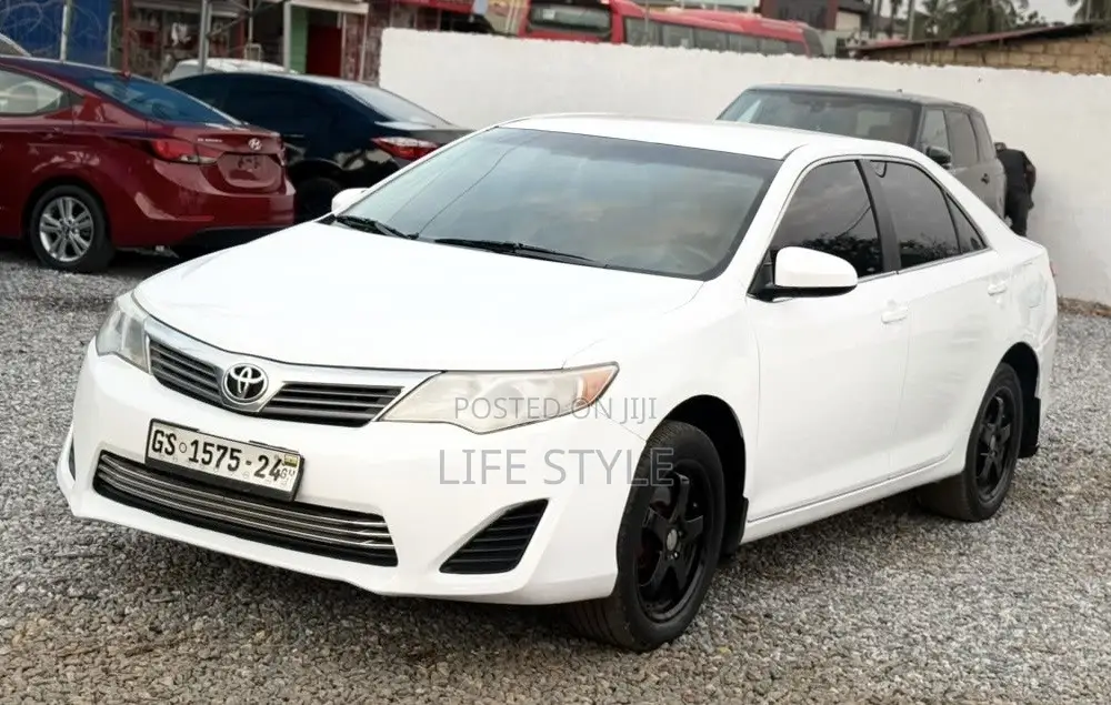 Toyota Camry SE 4dr Sedan (2.5L 4cyl 6A) 2013 White
