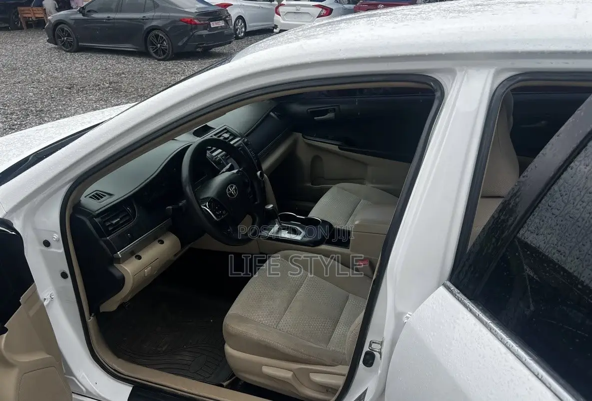 Toyota Camry SE 4dr Sedan (2.5L 4cyl 6A) 2013 White