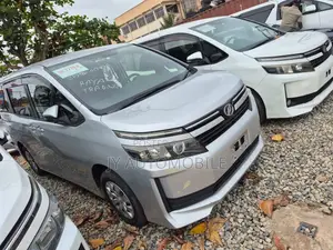 Toyota Voxy 2016