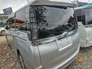 Toyota Voxy 2016