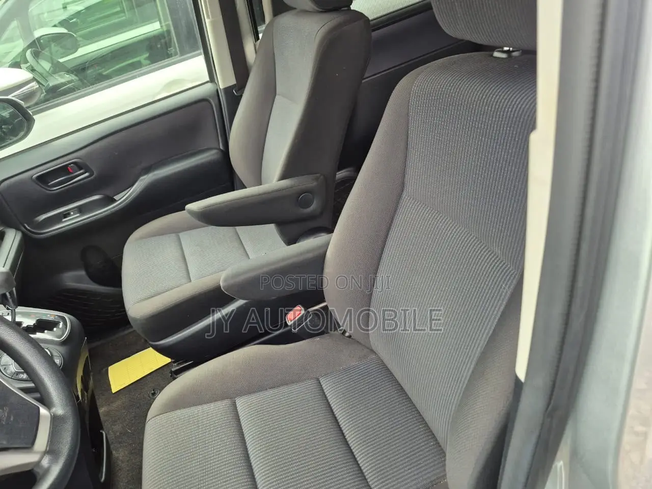 Toyota Voxy 2016