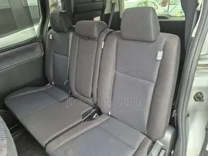 Toyota Voxy 2016