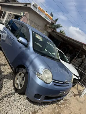 Toyota Sienta 2012 Blue