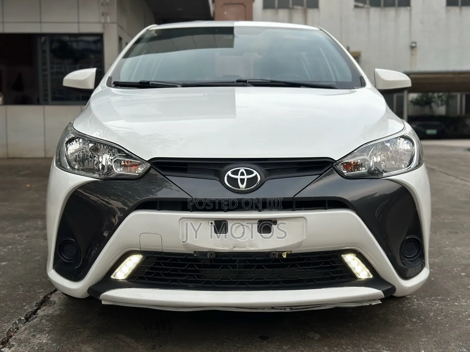 Toyota Yaris L Sedan 4dr 2019 White