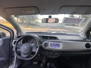 Toyota Vitz 2013 Silver