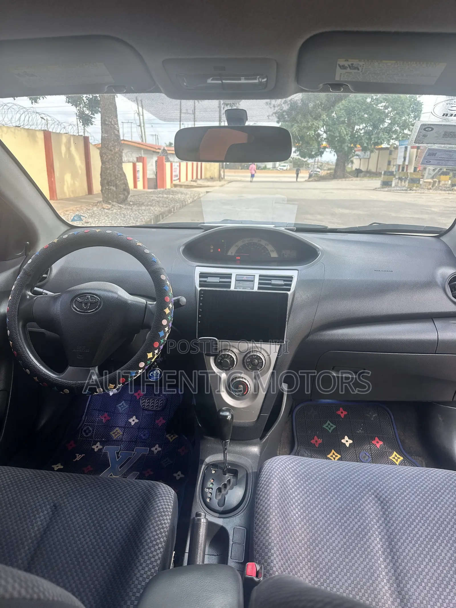 Toyota Yaris Base Sedan 4dr 2010 Black