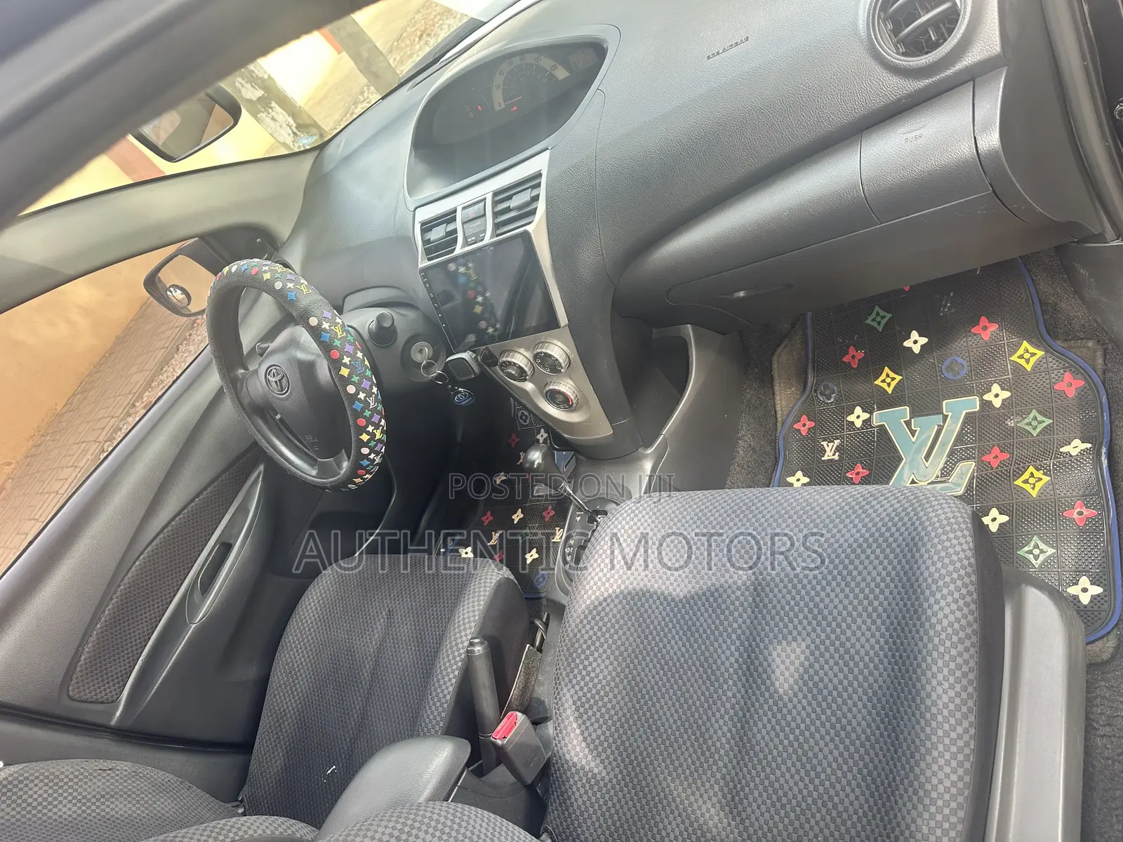 Toyota Yaris Base Sedan 4dr 2010 Black