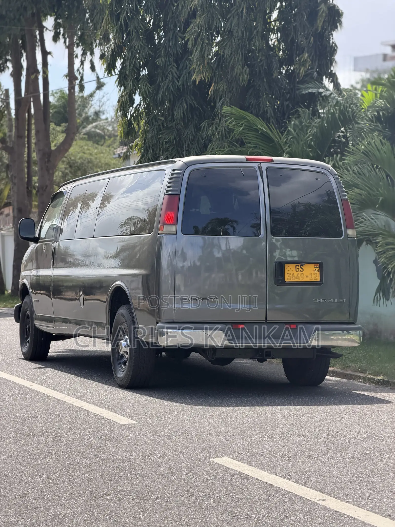 Chevrolet Express 3500 2010 Gray