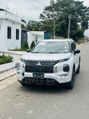 Mitsubishi Outlander 2022 White