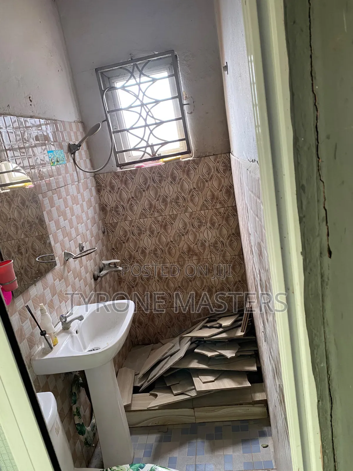 1bdrm Room & Parlour in Trade Fair for rent