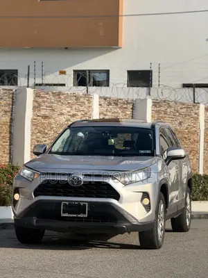 Toyota RAV4 XLE 2021 Silver
