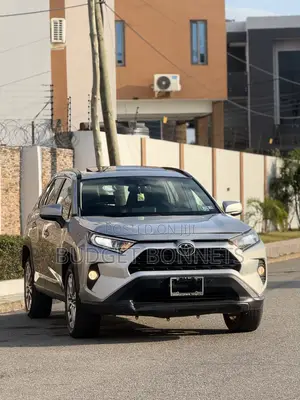 Toyota RAV4 XLE 2021 Silver