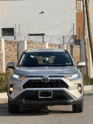 Toyota RAV4 XLE 2021 Silver