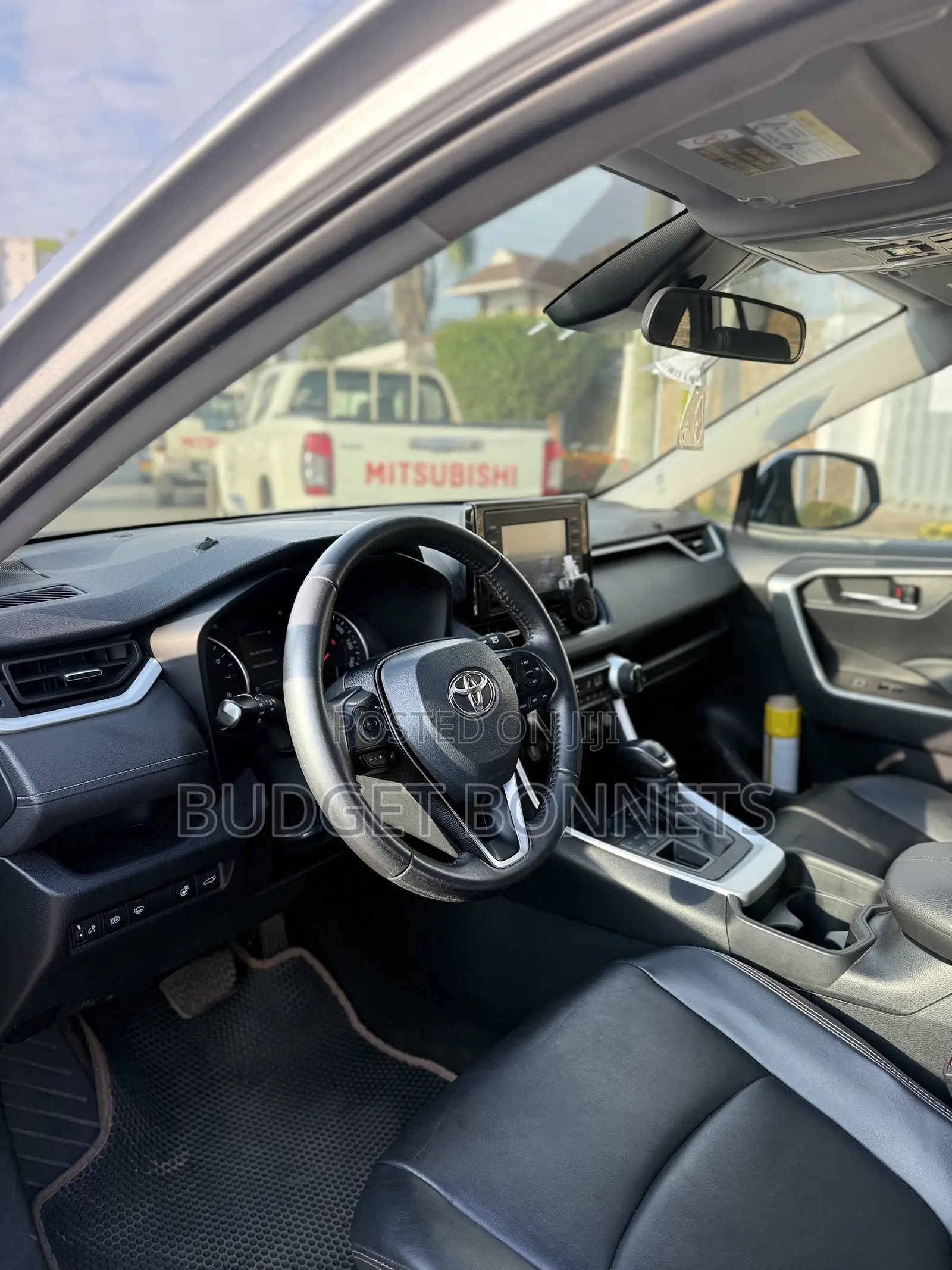 Toyota RAV4 XLE 2021 Silver
