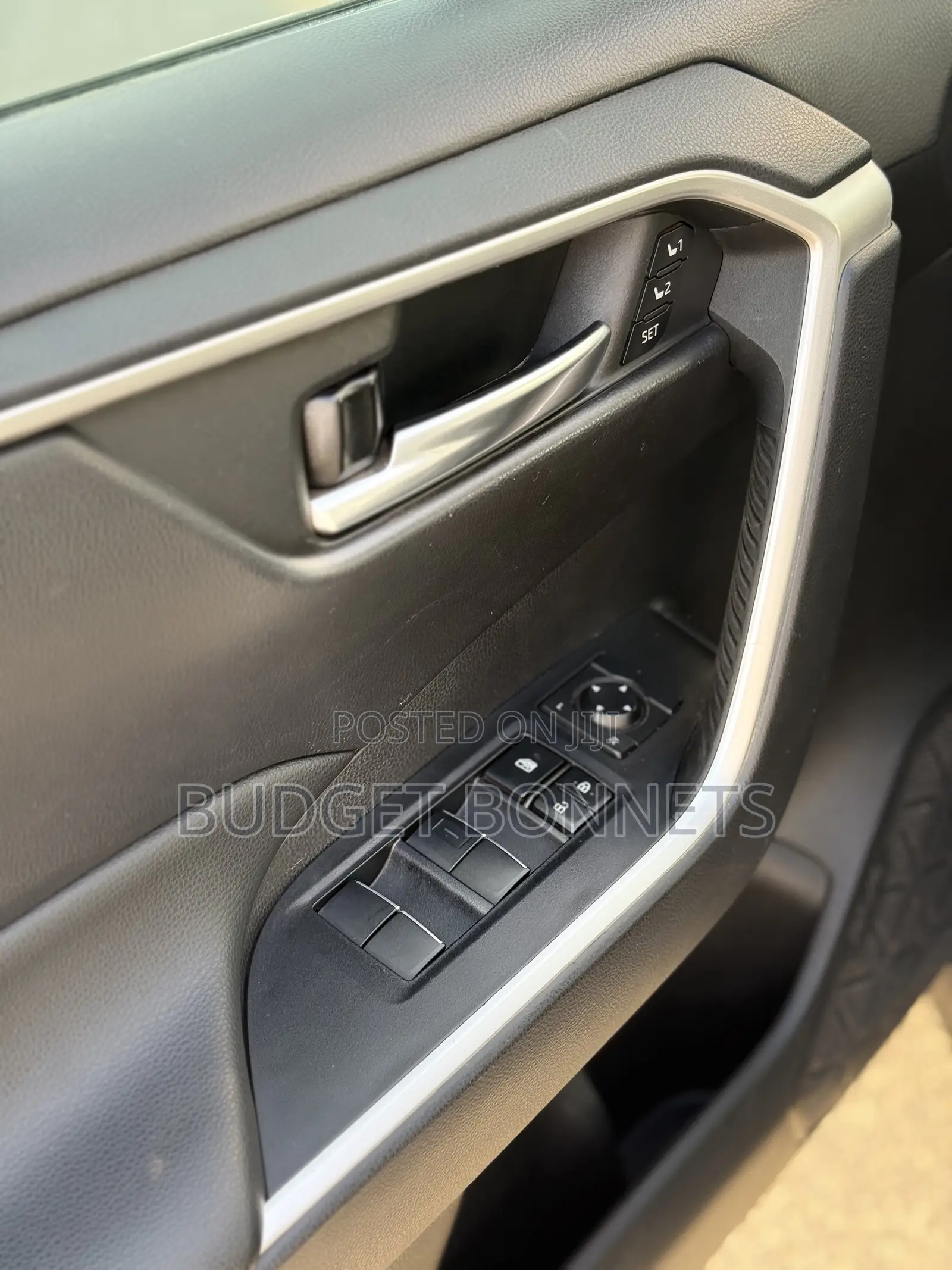 Toyota RAV4 XLE 2021 Silver