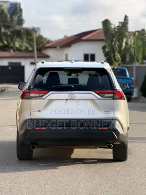 Toyota RAV4 XLE 2021 Silver