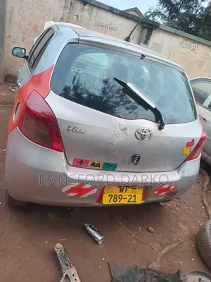 Toyota Vitz 2010 Silver