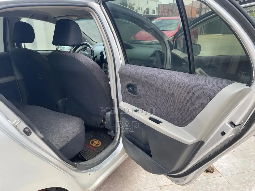 Toyota Vitz 1.3 AWD 3dr 2010 Silver