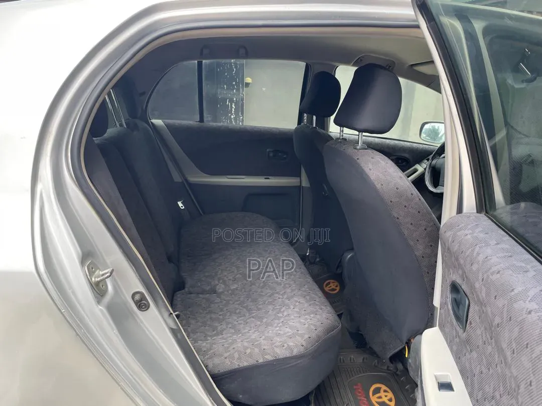 Toyota Vitz 1.3 AWD 3dr 2010 Silver