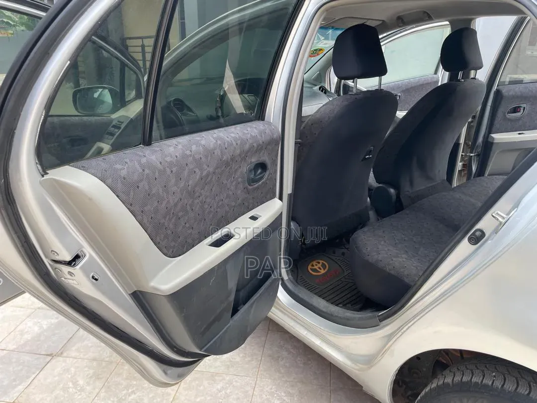Toyota Vitz 1.3 AWD 3dr 2010 Silver