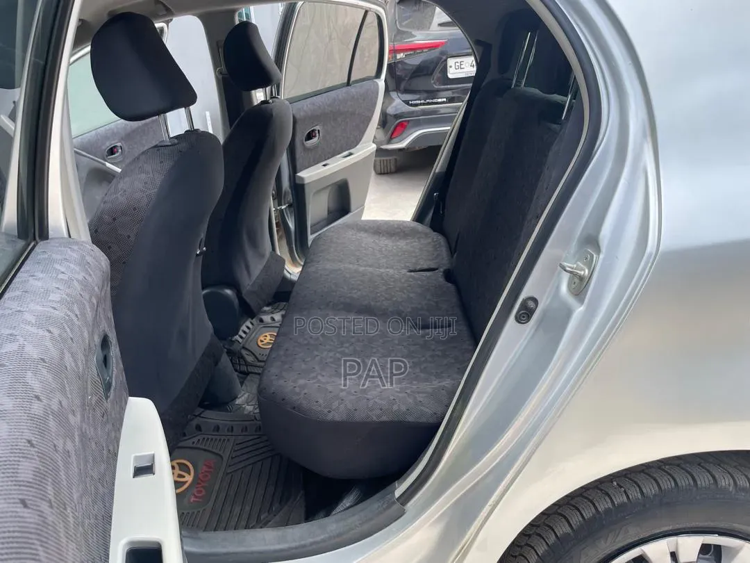 Toyota Vitz 1.3 AWD 3dr 2010 Silver