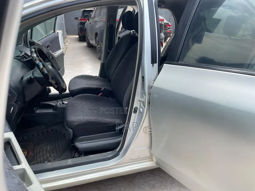 Toyota Vitz 1.3 AWD 3dr 2010 Silver