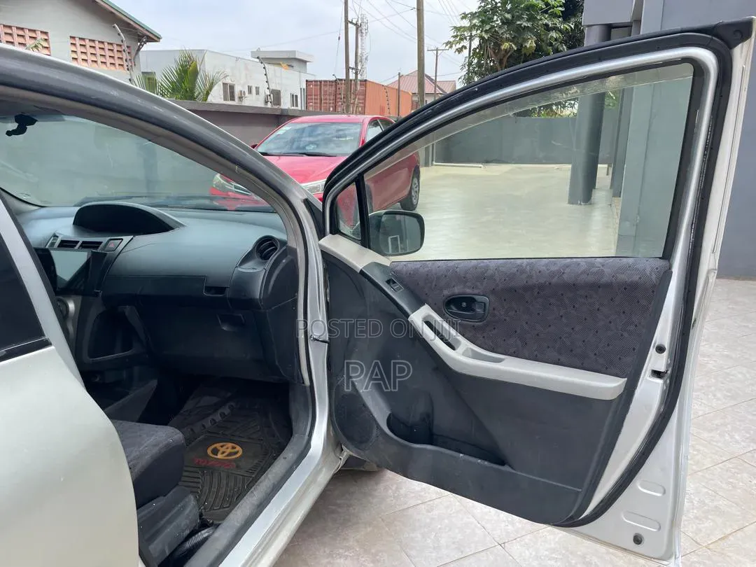Toyota Vitz 1.3 AWD 3dr 2010 Silver