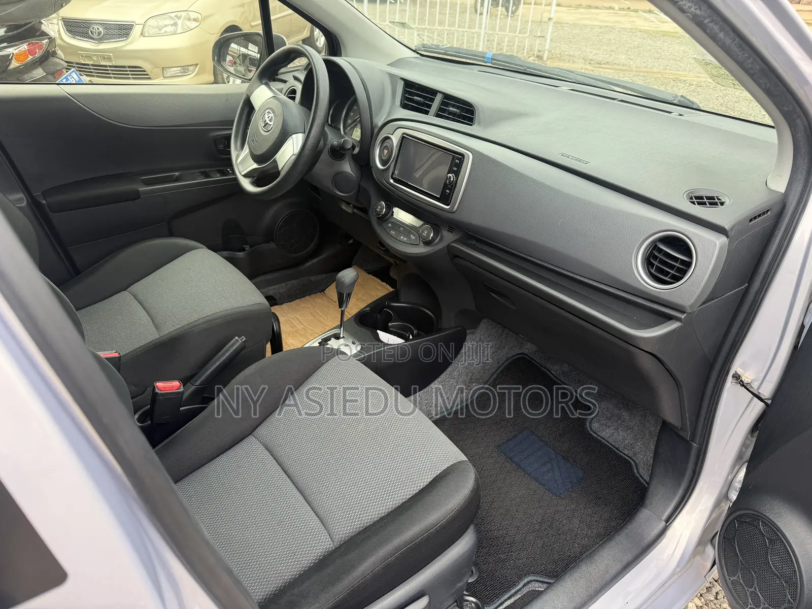 Toyota Vitz 1.3 FWD 3dr 2014 Silver