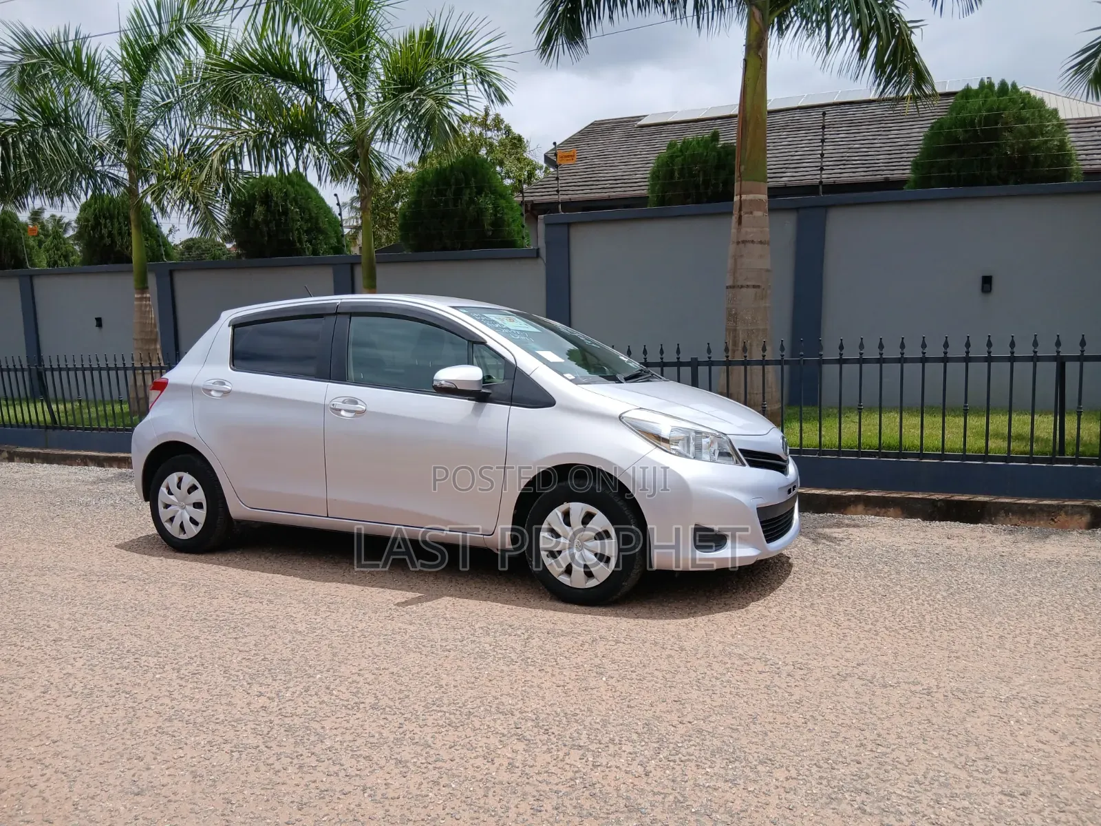 Toyota Vitz 1.3 FWD 5dr 2014 Silver