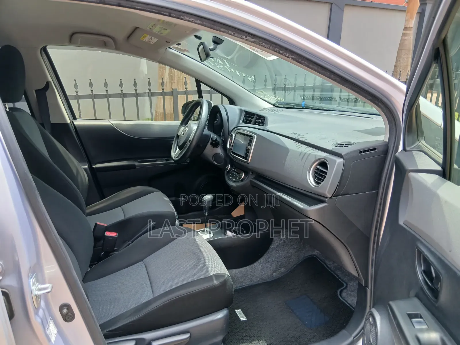 Toyota Vitz 1.3 FWD 5dr 2014 Silver