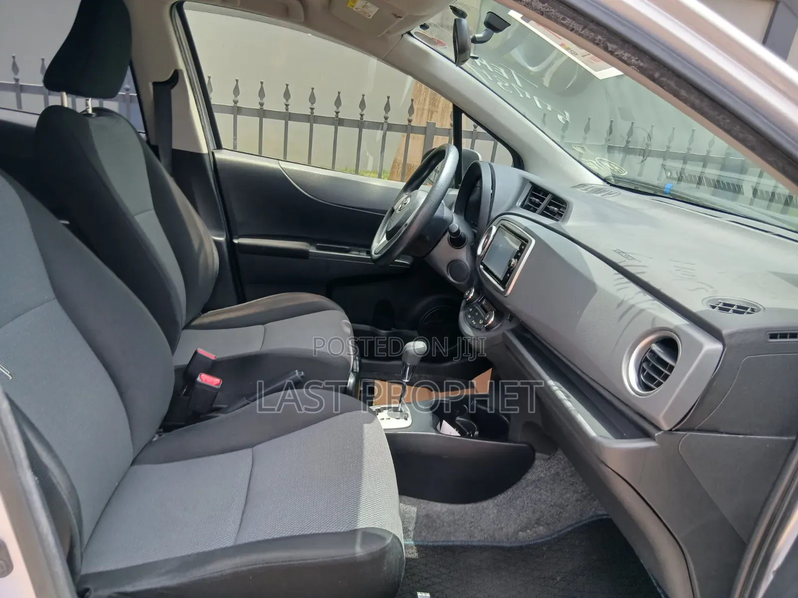 Toyota Vitz 1.3 FWD 5dr 2014 Silver