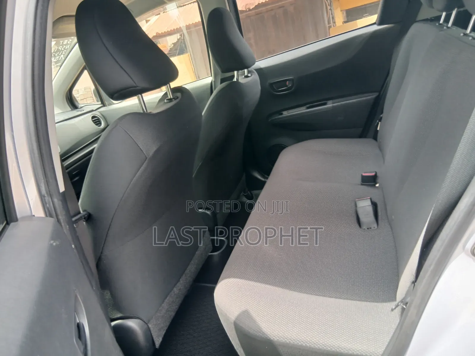 Toyota Vitz 1.3 FWD 5dr 2014 Silver