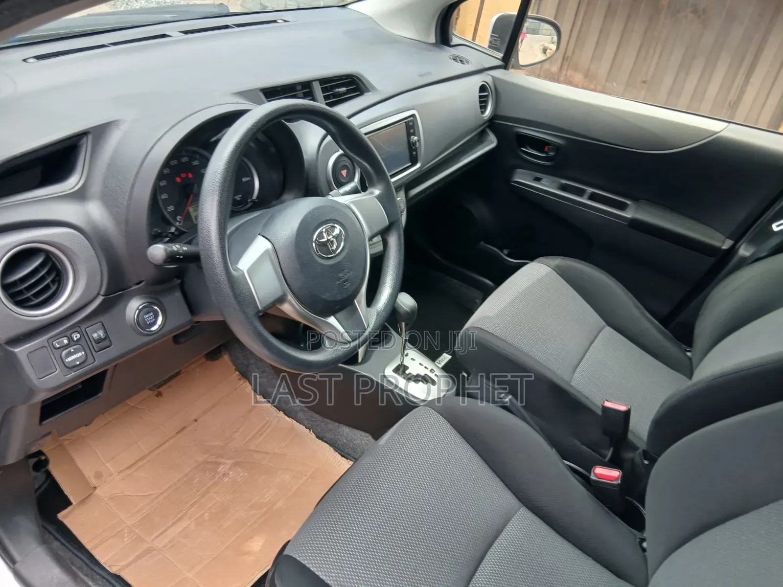 Toyota Vitz 1.3 FWD 5dr 2014 Silver