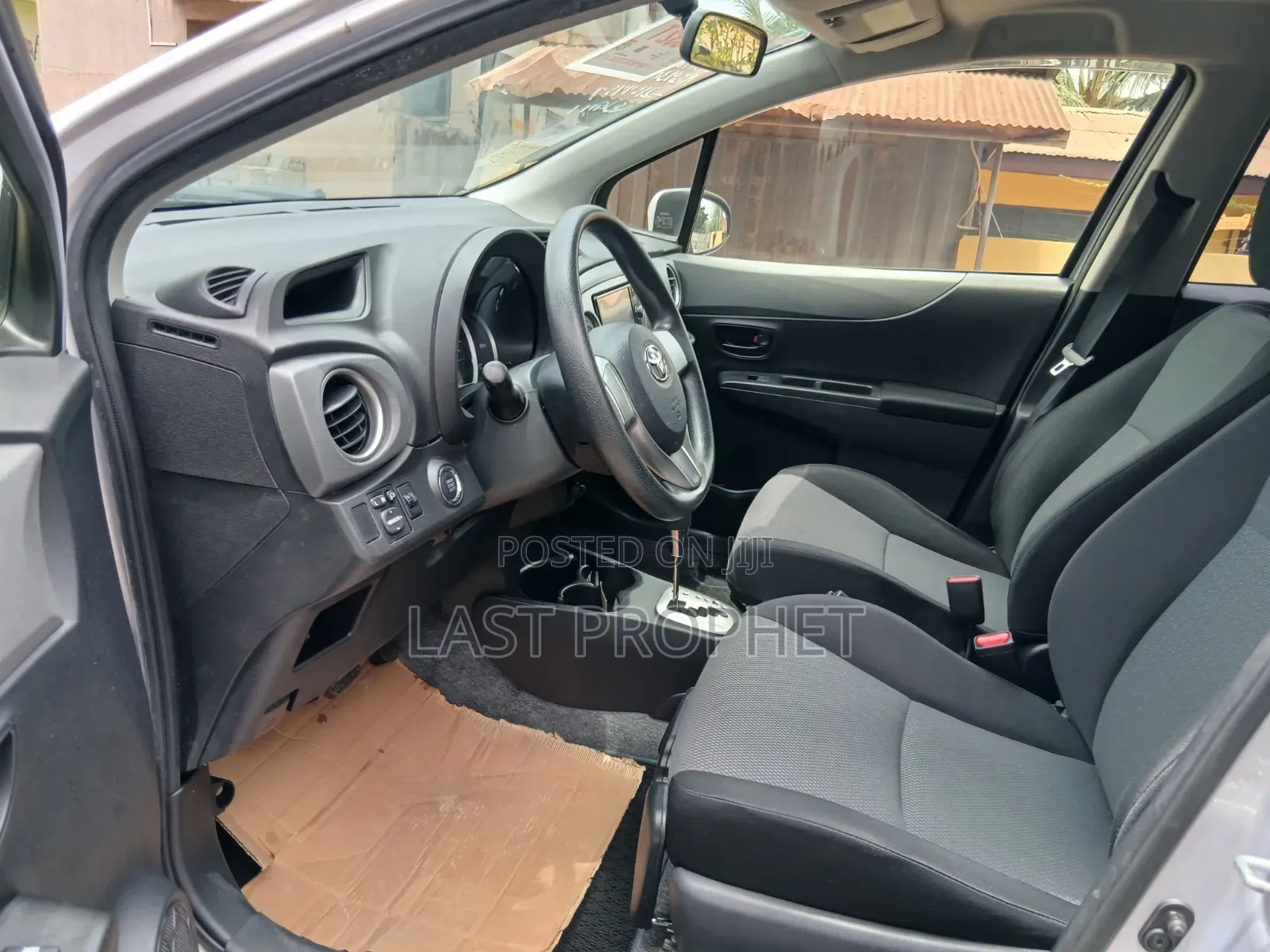 Toyota Vitz 1.3 FWD 5dr 2014 Silver