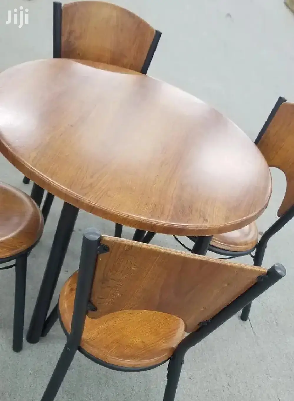 Dinning Table With Four Chair