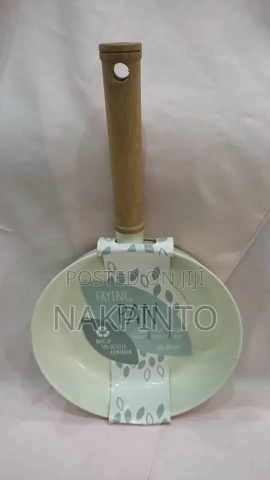 Premium Ceramic Non-Stick Saucepan With Wood-Effect Handle - 16cm