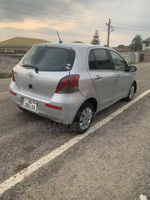 Toyota Vitz 2010 Silver