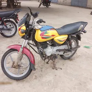 Bajaj Boxer 2022 Yellow