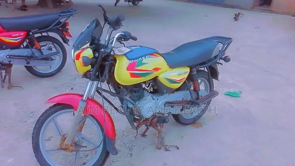 Bajaj Boxer 2022 Yellow