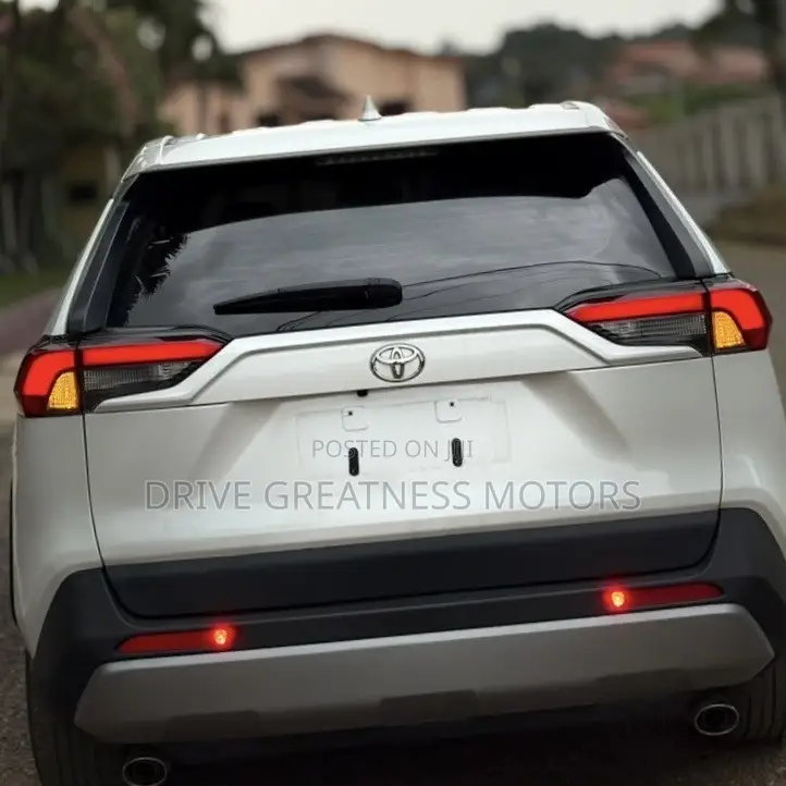 Toyota RAV4 XLE AWD 2023 White