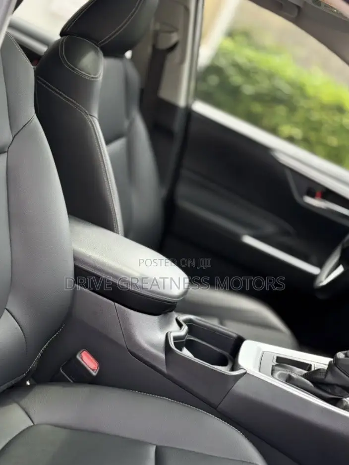 Toyota RAV4 XLE AWD 2023 White