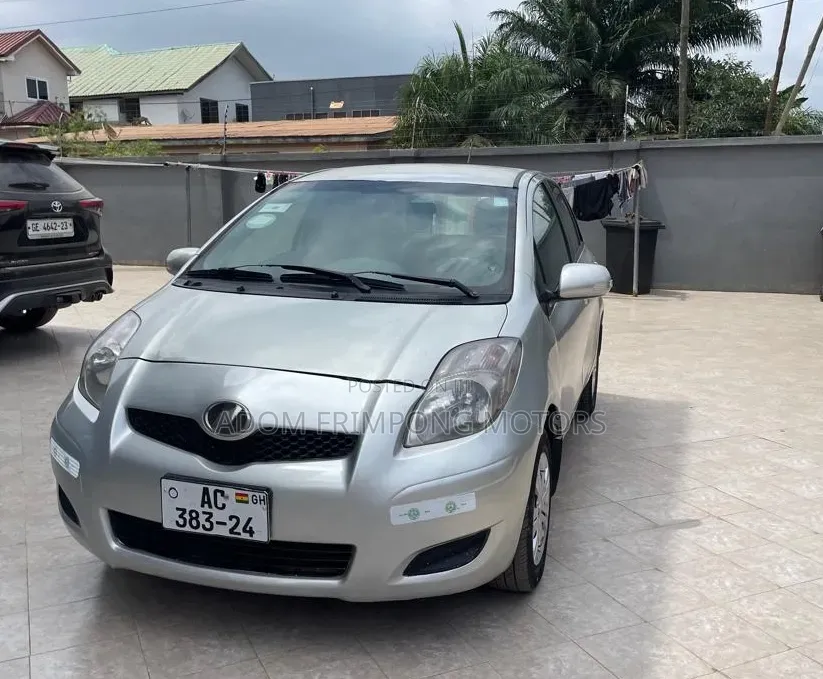 Toyota Vitz 2010 Silver