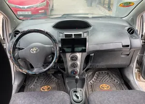 Toyota Vitz 2010 Silver