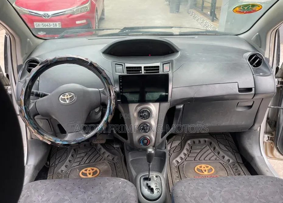 Toyota Vitz 2010 Silver