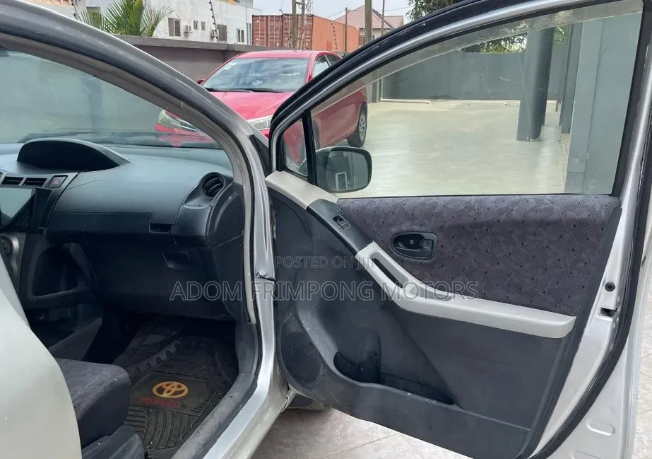 Toyota Vitz 2010 Silver