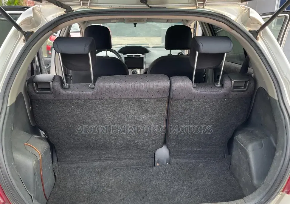 Toyota Vitz 2010 Silver