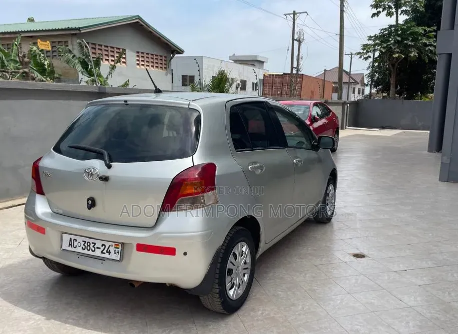 Toyota Vitz 2010 Silver